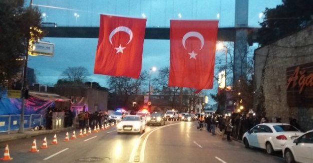 Gece kulübünün bulunduğu caddeye dev Türk bayrağı asıldı