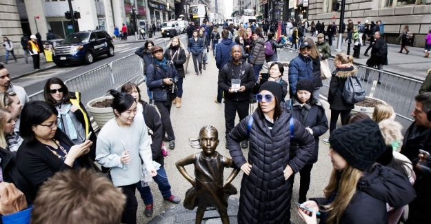 Bronz "Korkusuz Kız" heykeli Mart 2018 tarihine kadar Wall Street Meydanında kalacak