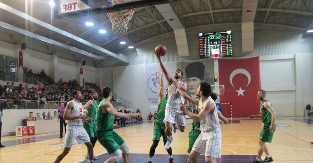 Türkiye Basketbol Ligi’nde Bursaspor Yalova Group Belediyespor’u 71-68 yendi.