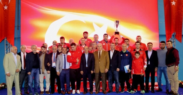 Vehbi Emre & Hamit Kaplan Güreş Turnuvası’nda şampiyon Türkiye