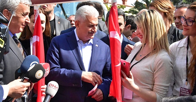 Başbakan Yıldırım, MHP’nin referandum standını ziyaret etti