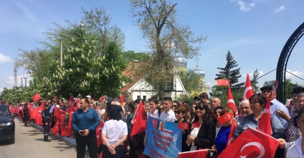 Başbakan Yıldırım, Gagavuz halkı tarafından Türk bayrakları ile karşılandı