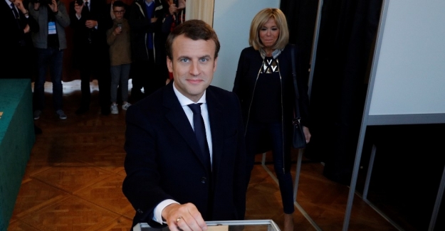 Fransa'da Cumhurbaşkanı adayı Macron sandık başında