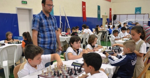 Spor Şenlikleri’nde çocuklarımızın satranç heyecanı
