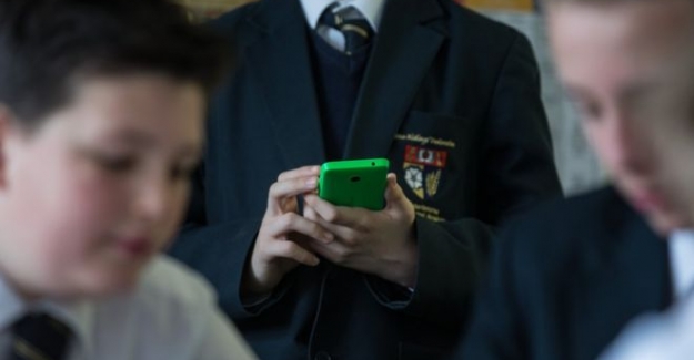 Fransa'da ilk ve orta dereceli okullarda cep telefonu kullanımı yasaklandı
