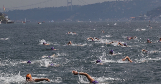 İstanbul Boğazı'nda Kıtalararası Yüzme Yarışı