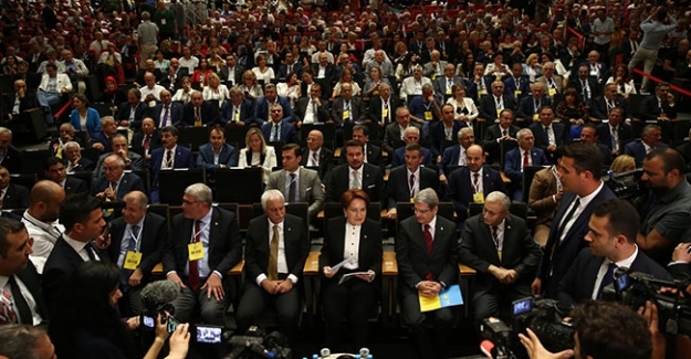 Meral Akşener, İYİ Parti 2. Olağanüstü Kurultayı'nda tekrar Genel Başkan seçildi.