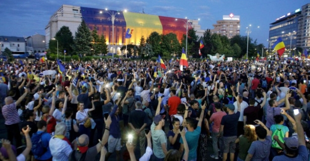 Romanya'da hükümetin istifasını isteyen binlerce kişi sokaklarda