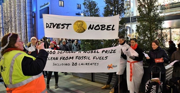 Nobel ödülleri sahiplerine verilirken, törene protestolar damga vurdu