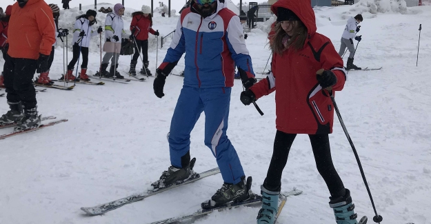 Bursalı Öğrencilerin kayak heyecanı