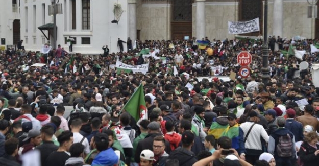 Cezayir'de Cumhurbaşkanı Buteflika'nın 'kaos' uyarısına karşın on binlerce kişi sokaklarda