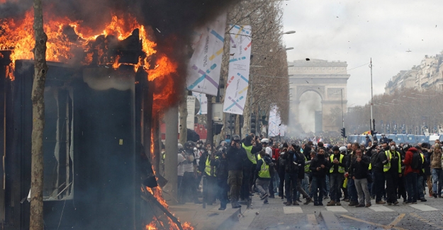 Fransa'da Sarı Yelekler eyleminde tansiyon yükseldi: Polis biber gazı kullandı, gazete bayileri ateşe verildi.