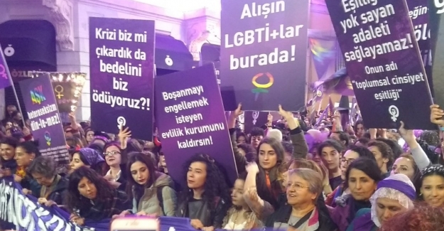 İstanbul'da izinsiz gösteri yapmak isteyen kadın gruba polis müdahale etti