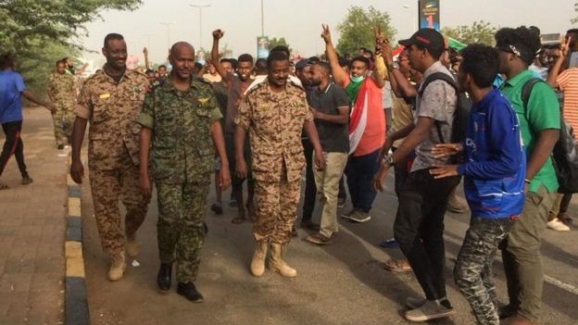 Sudan'da darbe: Ordu yönetime el koydu, Devlet Başkanı Ömer el Beşir'i tutukladı