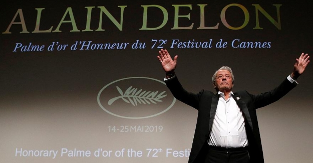 Cannes Film Festivali'nde onur ödülü alan Alain Delon’a feminist derneklerden tepki