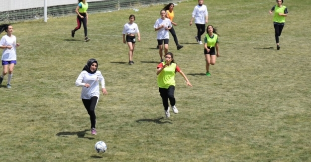Nilüfer 18. Uluslararası Spor Şenlikleri’nde "Alkışlar Futbolcu Kızlara"