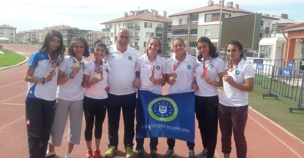 Bursa Büyükşehir’in atletizm takımı madalyalara abone
