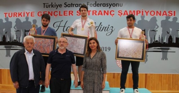 Bursalı satranç sporcusu Canalp Cansun, Gençler Türkiye Satranç Şampiyonu oldu.