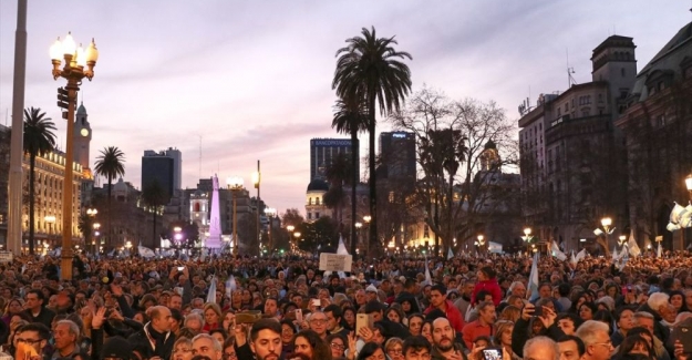 Arjantin'de halk hükümete destek olmak için sokağa döküldü