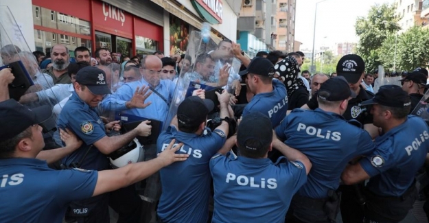 Diyarbakır’da olaylar sürüyor: Kalabalık valiliğe yürümek isteyince ortalık karıştı