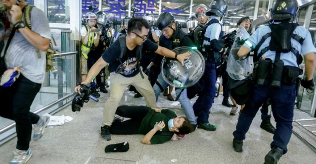 Hong Kong havalimanında göstericilere polis müdahalesi