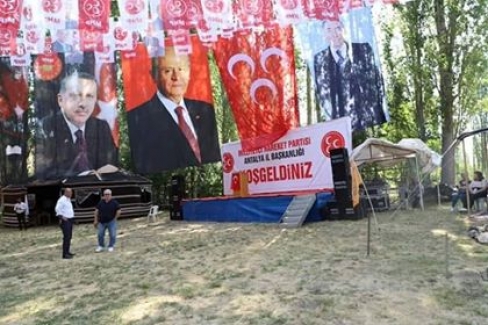 MHP Etkinliklerinde Cumhurbaşkanı Erdoğa'ın posterleri de yer almaya başladı