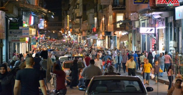 Suriye şehirlerinde çarşılar bayram münasebetiyle oldukça hareketli