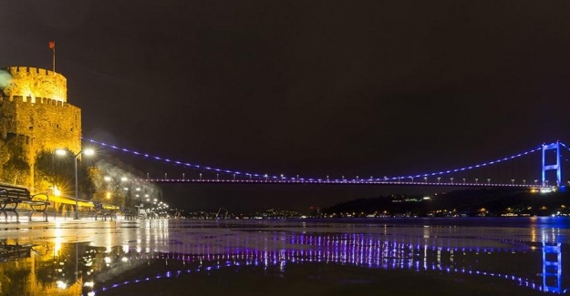 İstanbul’daki köprüler, baş ve boyun kanserine dikkati çekmek için renklendirildi