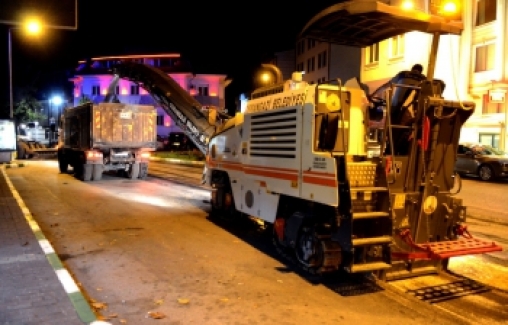 Osmangazi Belediyesi gece saatlerinde asfalt çalışmasında  