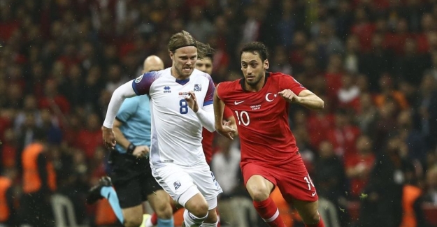 Türkiye - İzlanda maçı berabere bitti: Taraftarlar karşılaşma öncesinde İzlanda milli marşını ıslıkladı