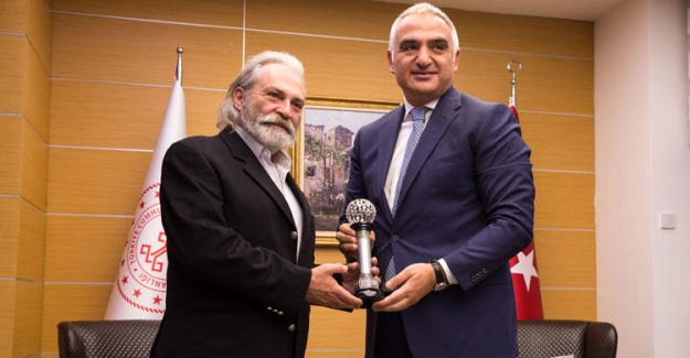 Kültür ve Turizm Bakanı Ersoy, Haluk Bilginer'i tebrik etti