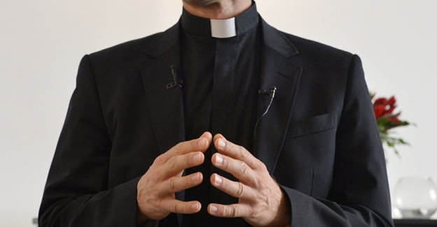 Fransa'da cinsel istismarda bulunduğunu kabul eden papaz kiliseyi suçladı: "Bana yardım etmeliydiler"