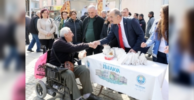 Mudanya Belediyesi Şehitler için lokma dağıttı