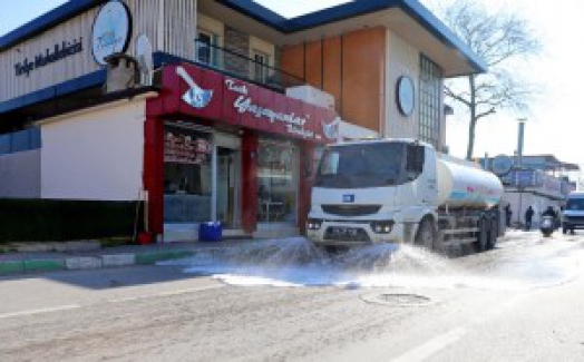 Mudanya'da cadde ve sokaklar ilaçlanıp yıkanıyor