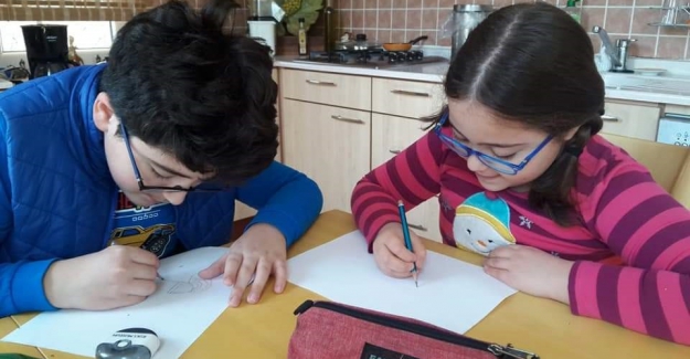 Nilüfer'de çocuklara uzaktan karikatür eğitimi
