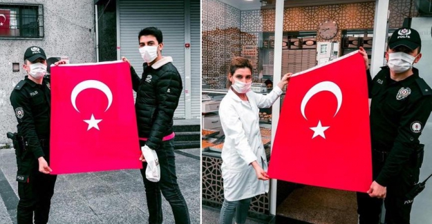 İstanbul Polisi 23 Nisan için vatandaşlara 100 bin bayrak dağıttı