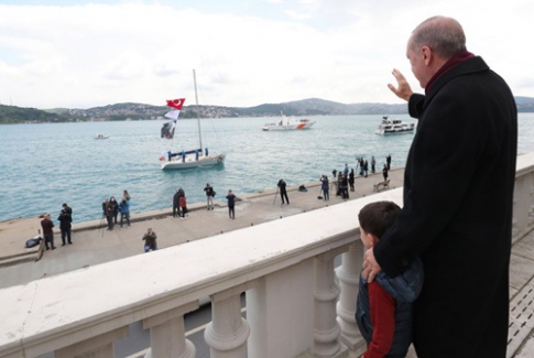 Cumhurbaşkanı Erdoğan, fetih kutlamaları dolayısıyla Boğaz'dan geçen tekneleri selamladı