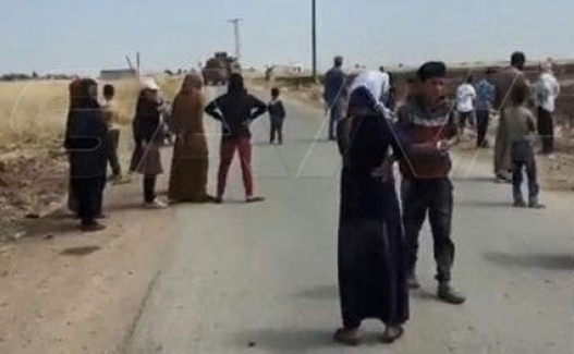 Suriye'de köylüler Amerikan askeri konvoyunu taşladılar