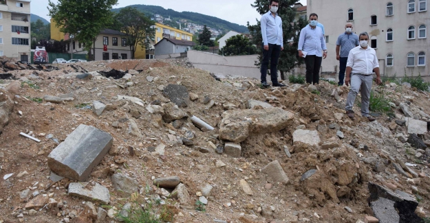 Karaca: "Bursa'da yıkılan okullar ne zaman yeniden yapılacak?"