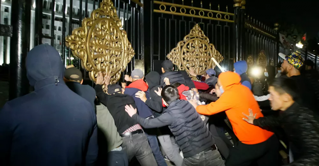 Kırgızistan'da protestocular parlamento ve Cumhurbaşkanlığı Sarayı alanına girdi