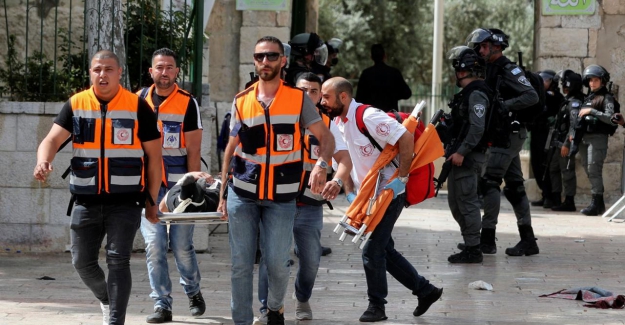 İsrail polisi, Mescid-i Aksa’da nöbet tutan Filistinlilere saldırdı: 215 yaralı