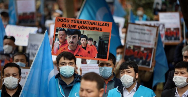 Doğu Türkistanlı aktivistlerden Mısır İstanbul Başkonsolosluğu önünde protesto