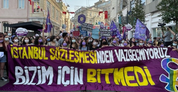 Türkiye'nin İstanbul Sözleşmesi'nden resmi olarak çıktığı 1 Temmuz'da kadınlar sokaklarda: Bizim için bitmedi