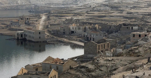 Kuraklıktan gölün kurumasıyla "hayalet köy" ortaya çıktı