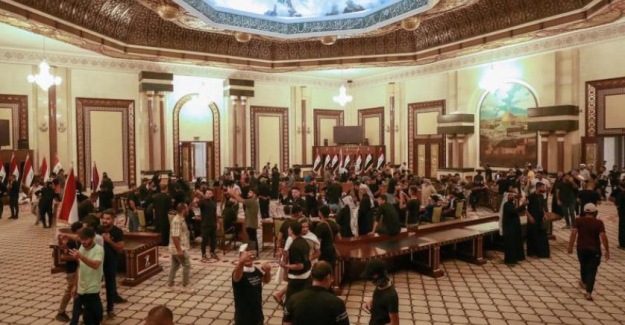 Irak hükümeti, göstericilerin Cumhurbaşkanlığı Sarayı’nı basmasının ardından oturumları askıya aldı