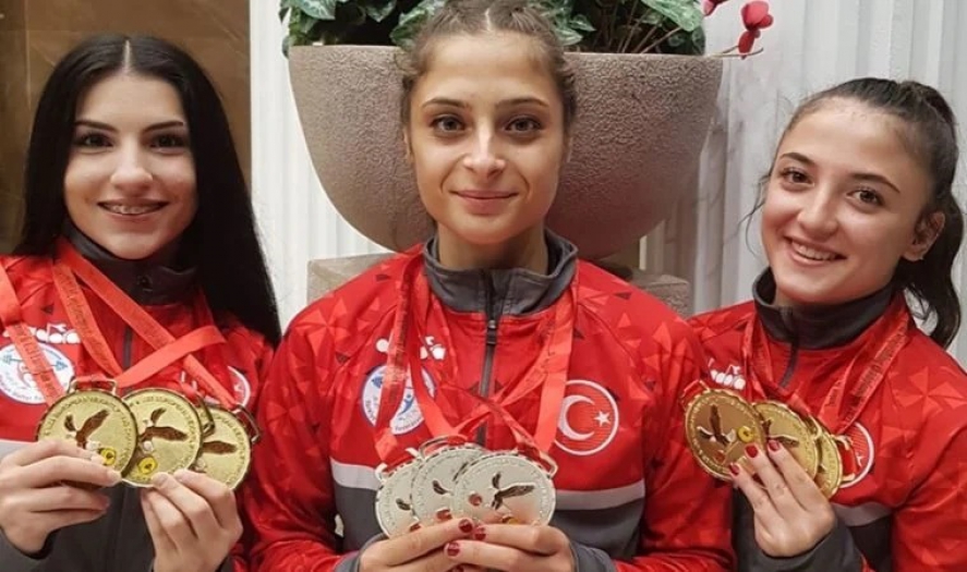 Genç milli haltercilerden Avrupa Şampiyonası'nın ilk gününde 6'sı altın 9 madalya