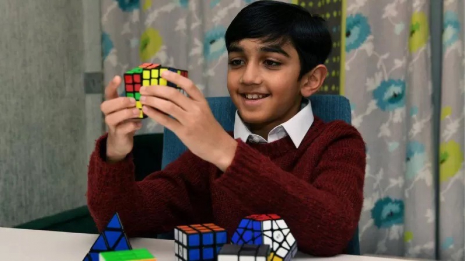 1﻿1 yaşındaki Yusuf Şah, Mensa zeka testinde 162 puan alarak Stephen Hawking'i geçti