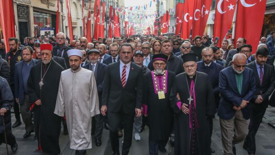 İstiklal Caddesi'nde teröre karşı birlik ve beraberlik yürüyüşü