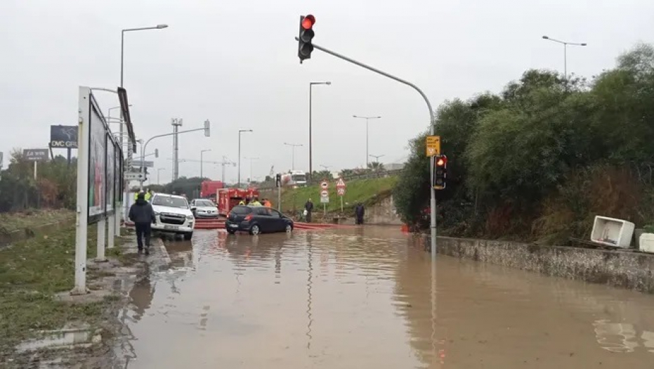 İzmir'de sağanak yağış sel baskınlarına neden oldu