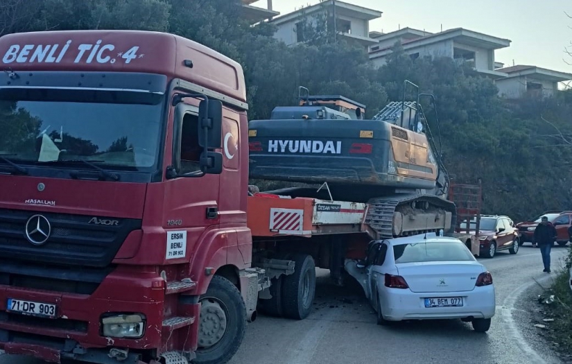 Dikkatsiz sürücü Mudanya'da TIR'ın altına girdi
